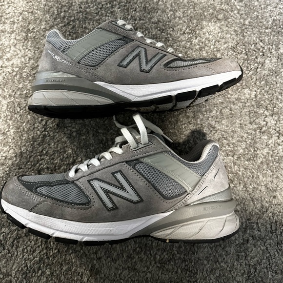 New balance 990v5
In color grey
In good condition
Used a few times
Contact pls - Picture 2 of 4